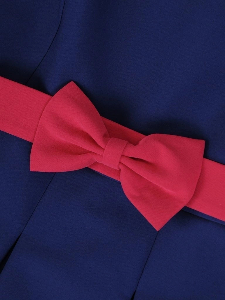 Elegancka chabrowa sukienka na wesele midi – rozkloszowany fason z amarantowym akcentem w talii 27348