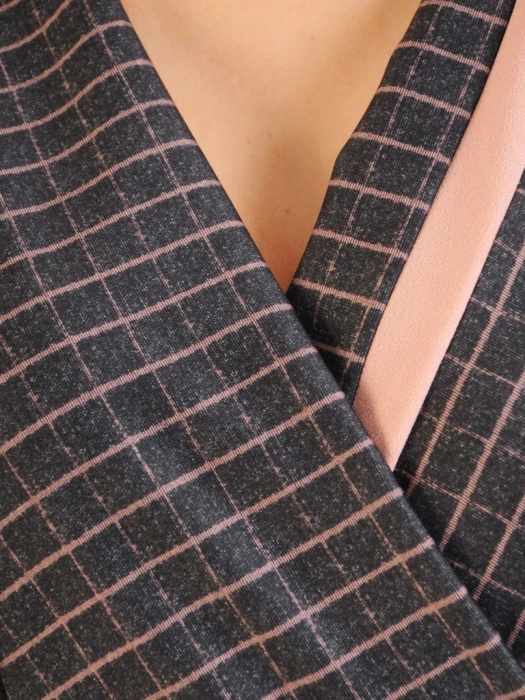 Elegancka sukienka rozkloszowana w kratę z długim rękawem – kobiecy fason z paskiem wysmuklającym sylwetkę 34833