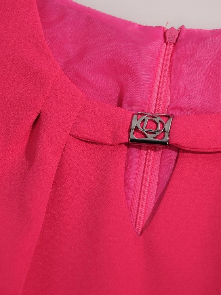 Wizytowa sukienka midi w kolorze amarantowym o prostym kroju – kobiecy fason z dekoltem w łódkę 4062
