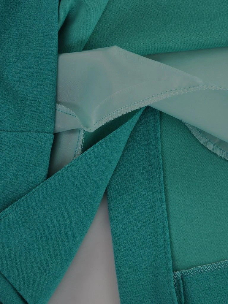 Zielony komplet damski na wesele o prostym kroju – zwiewna narzutka w kwiaty subtelnie wysmukla 15718