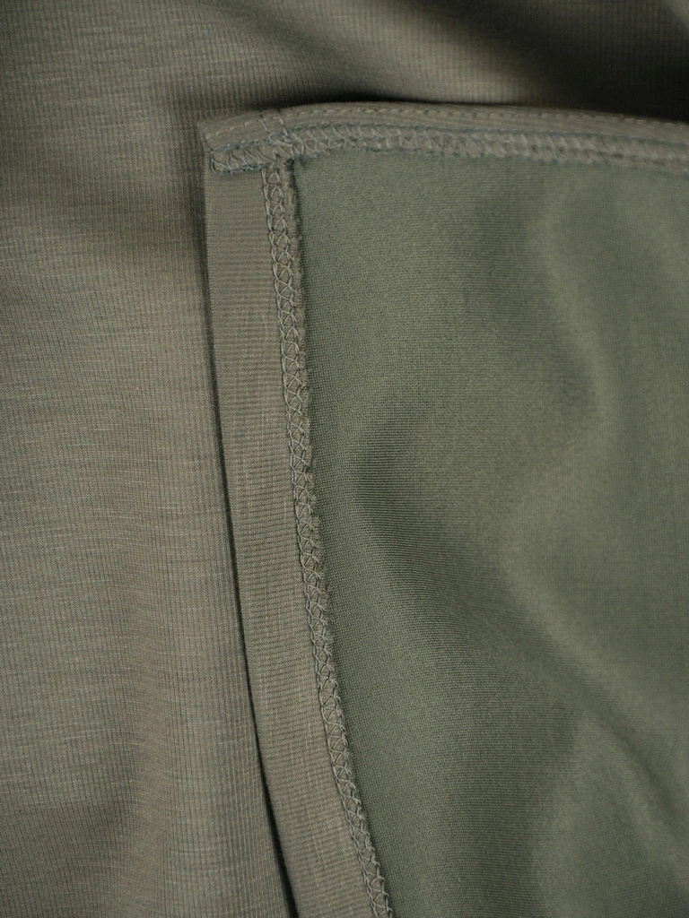 Wiskozowa sukienka dzianinowa trapezowa khaki – kobiecy fason z paskiem modelującym talię 39476