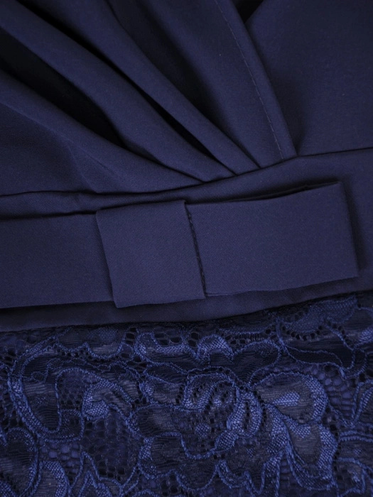 Elegancka granatowa sukienka na wesele – prosty fason midi z efektowną koronką w kwiaty 35048