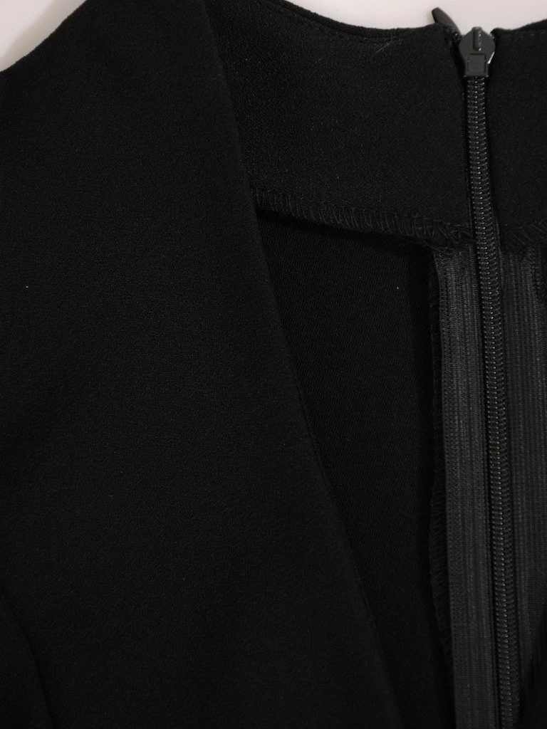 Elegancka czarna sukienka rozkloszowana midi z dekoltem w serek – stylowy krój podkreślający talię 18463