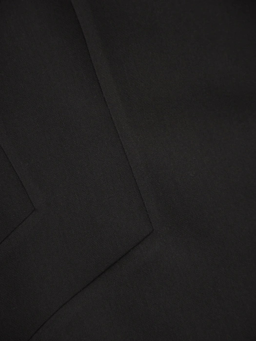 Stylowa czarna sukienka midi o prostym kroju – wysmuklające pionowe przeszycia i elegancki dekolt 25766