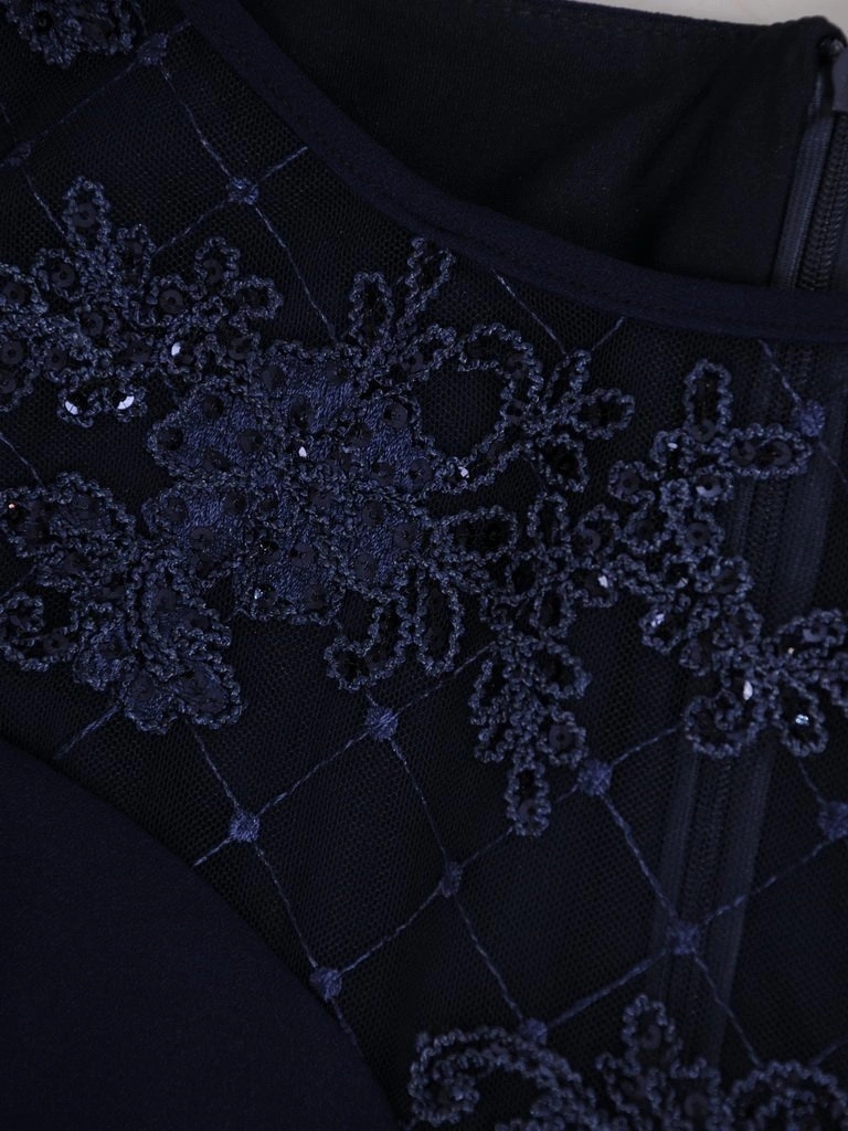 Elegancka sukienka wieczorowa na andrzejki granatowa – trapezowy fason z cekinową koronką 24514