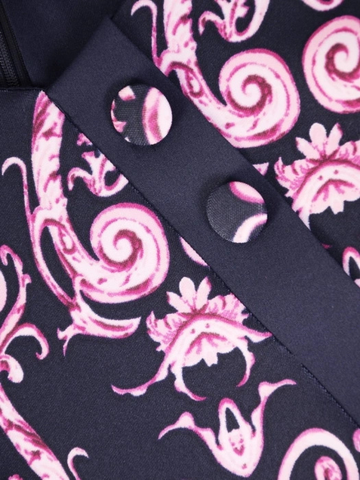 Elegancka granatowa sukienka o prostym kroju – dekolt w serek wysmuklający sylwetkę 34706