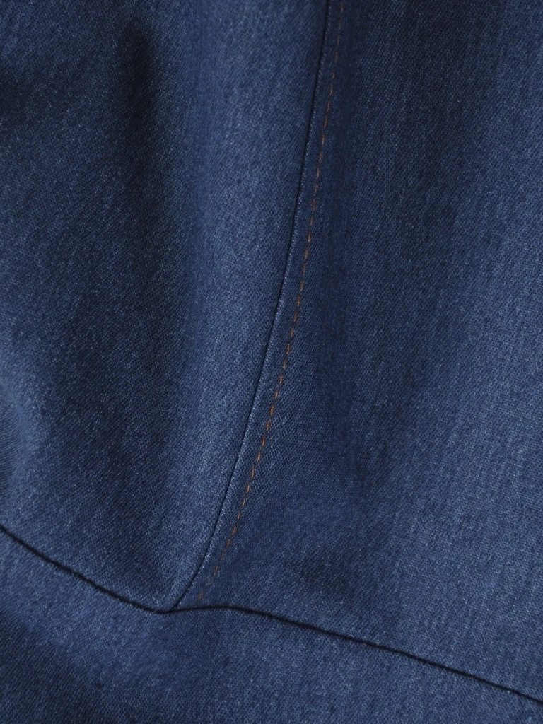 Jeansowa kamizelka damska plus size z ozdobnym zapięciem 38757