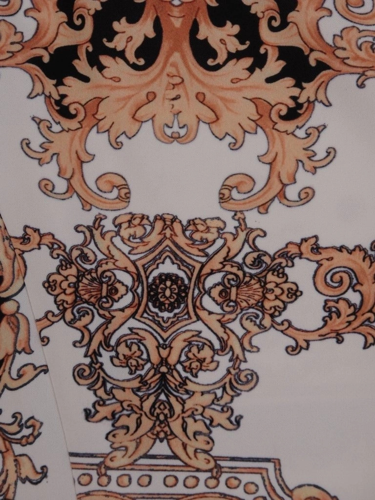 Piaskowa sukienka damska w ornamenty z dekoltem serek – prosty fason z ozdobną broszką 16609