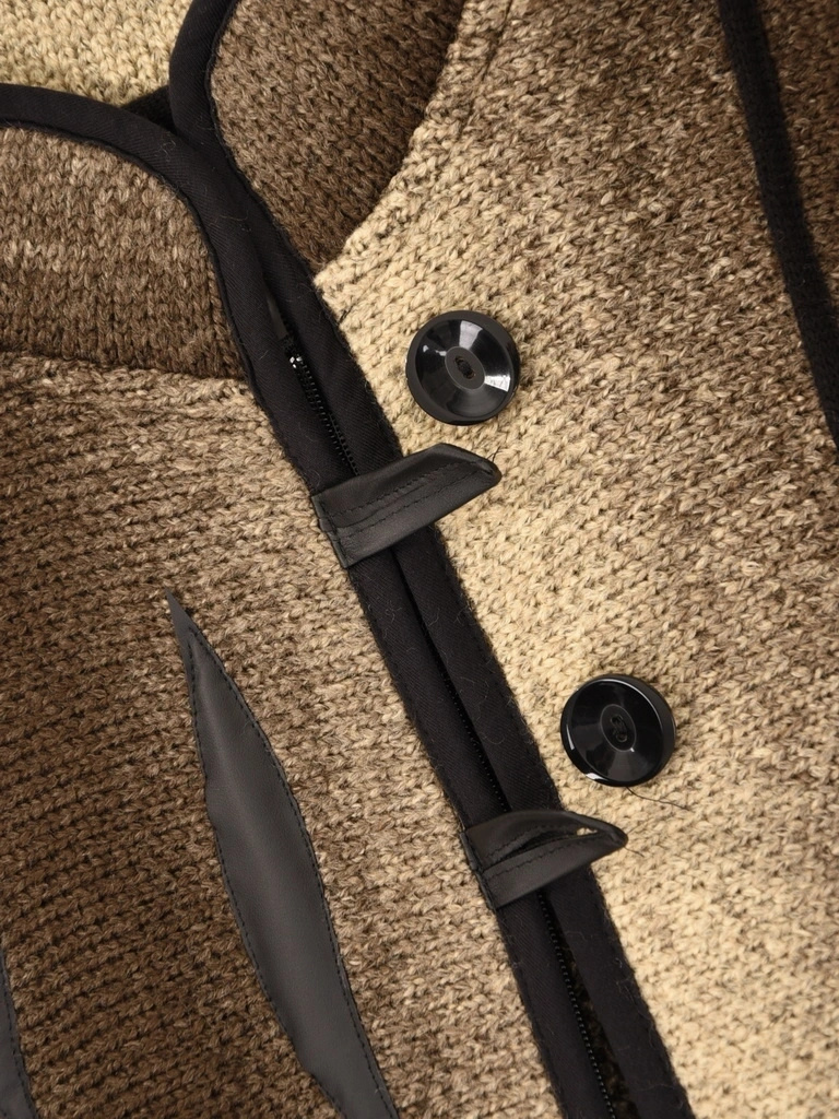 Beżowy sweter damski z rękawem 3/4 – swobodny krój z kieszeniami 42180