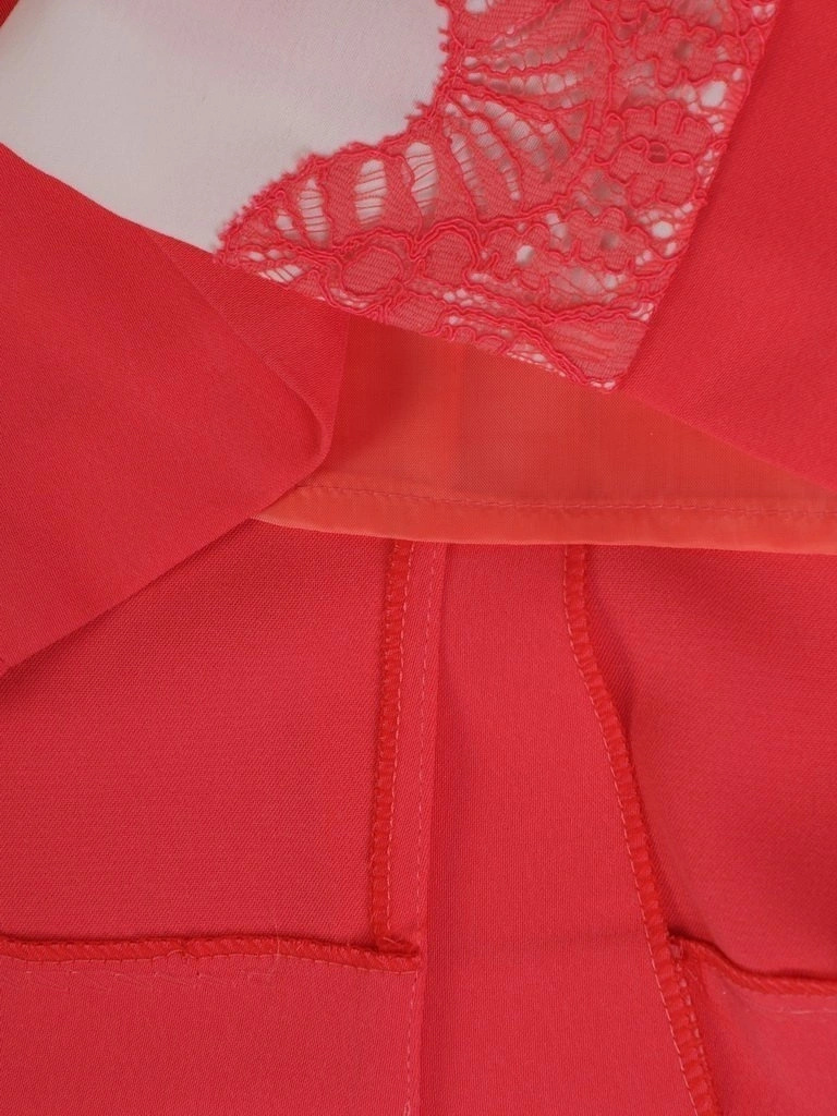 Koralowy komplet midi z żakietem na wesele i lato – wstawka ecru z koronki i pionowe zaszewki wyszczuplają 25293