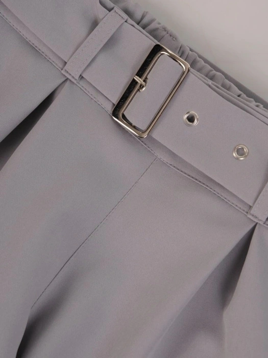 Eleganckie szare spodnie damskie o prostym kroju – wygodna gumka w pasie i stylowy pasek 25854
