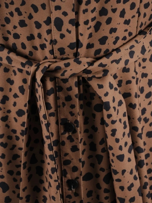 Rozkloszowana szmizjerka midi w zwierzęcy print – kobiecy krój z paskiem podkreślającym talię 38869