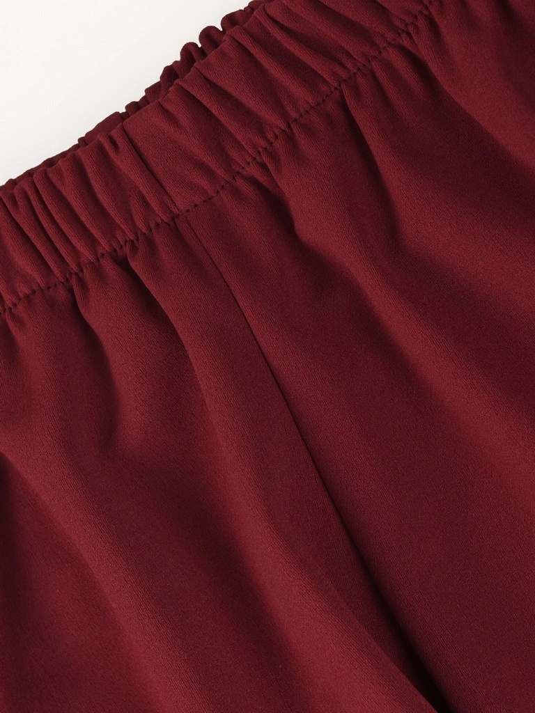 Elegancki bordowy komplet z tuniką i spodniami z kopertowym dekoltem – wysmuklający krój z wiązaniem w talii 40476