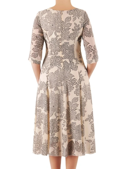 Kobieca sukienka rozkloszowana maxi w kwiaty – elegancki fason wysmuklający sylwetkę z rękawem 3/4 39329