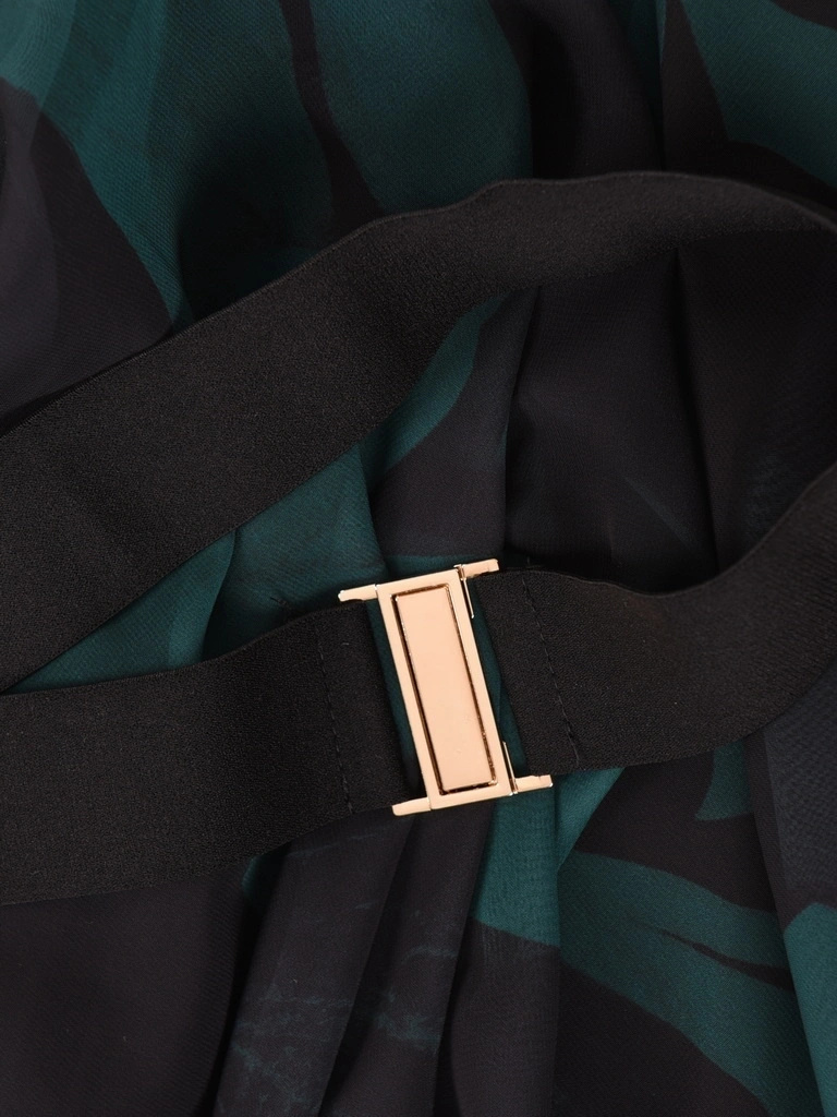 Elegancka czarno-zielona sukienka rozkloszowana midi – wysmuklający dekolt V i odpinany kwiat 40368