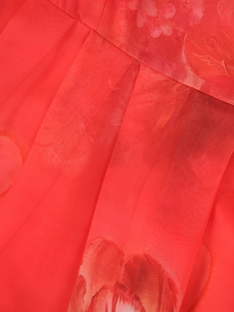 Elegancka sukienka rozkloszowana maxi w kwiaty – kobiecy krój pięknie modelujący sylwetkę 39275