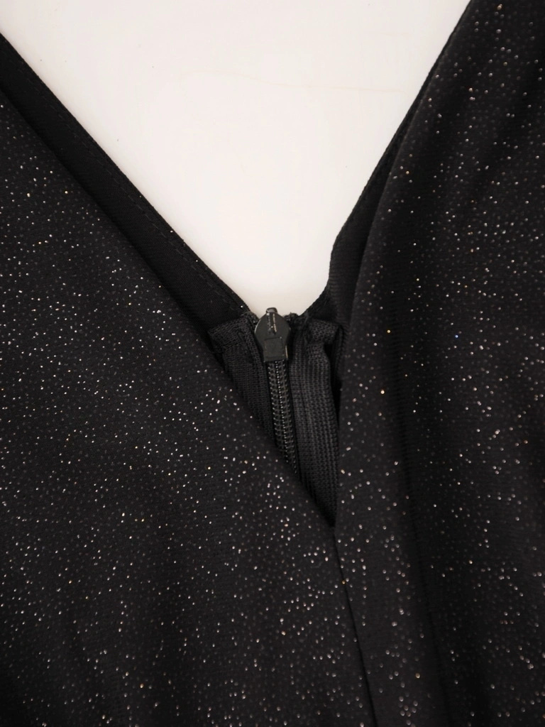 Czarna sukienka wieczorowa maxi z połyskiem – rozkloszowana kreacja z rozcięciem i dekoltem serek 38579