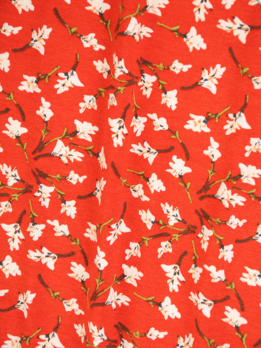 Czerwona sukienka w kwiaty z dekoltem typu carmen 32488