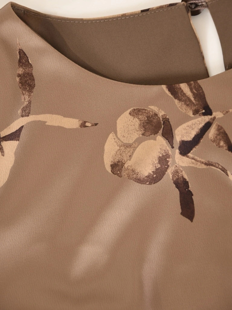 Beżowo-brązowa sukienka midi w kwiaty – prosty fason z paskiem i dekoltem łódka 42186