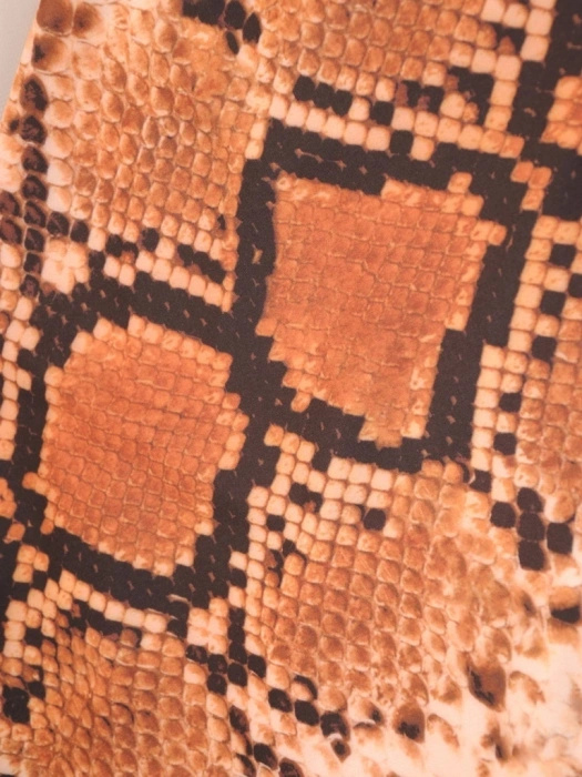 Jesienna sukienka maxi w zwierzęcy print – rozkloszowany fason z długim rękawem 34084