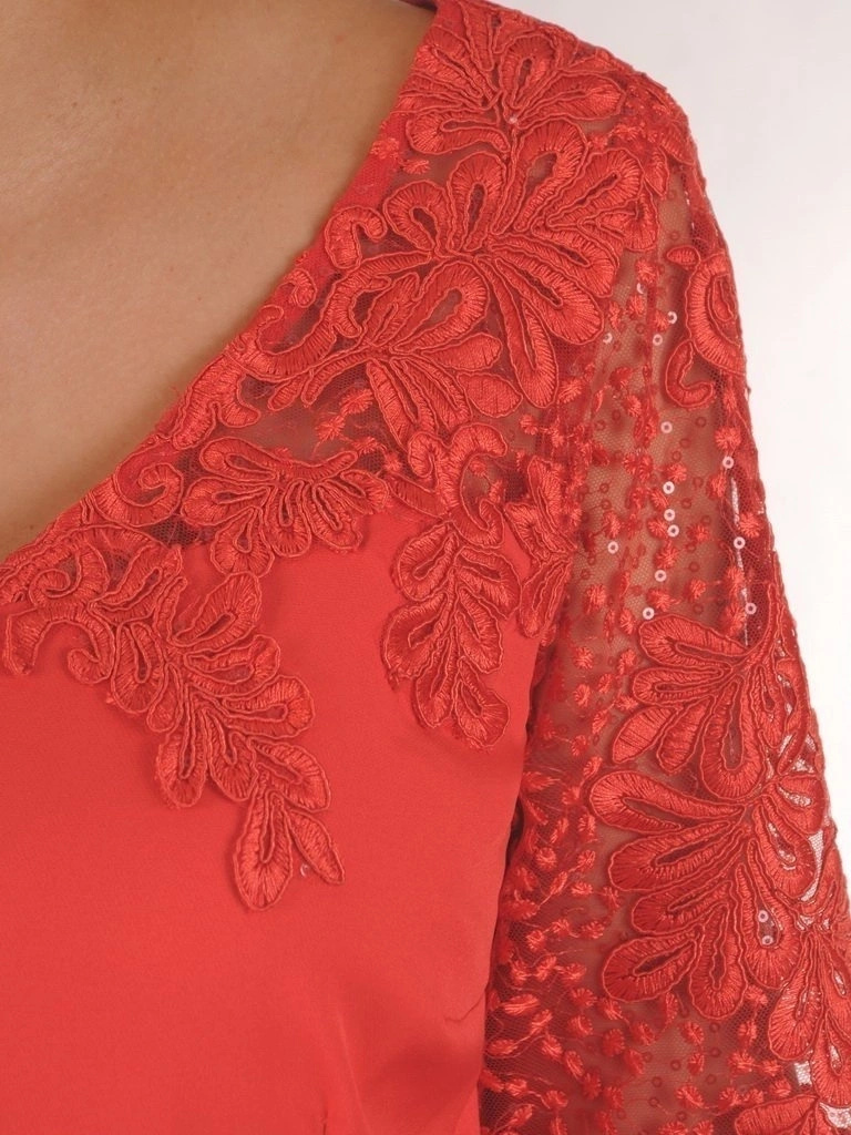 Czerwona sukienka wizytowa midi o prostym kroju – modelująca sylwetkę baskinka z gipiurą 28555