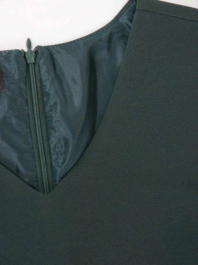 Wizytowa sukienka trapezowa w kolorze butelkowej zieleni – tuszujący biodra fason z długim rękawem 18311