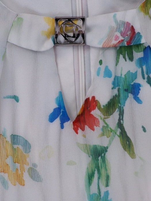 Sukienka z delikatnym wzorem Filomena, zwiewna kreacja w jasnych kolorach.