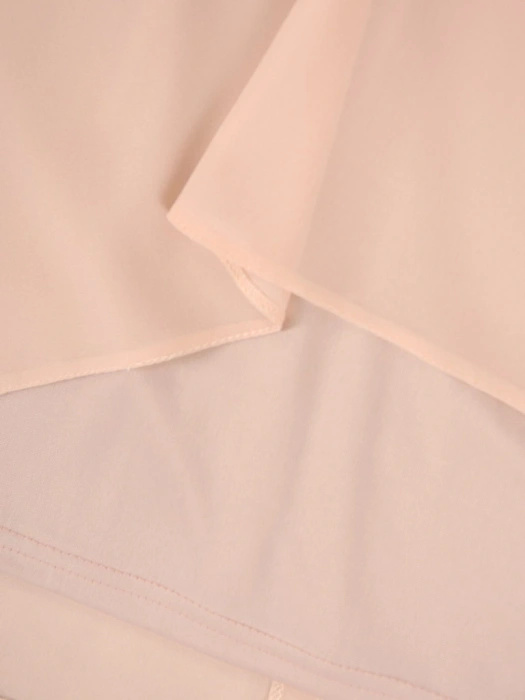 Beżowa sukienka wizytowa z rękawami kimono – prosty fason z błyszczącym akcentem 37784