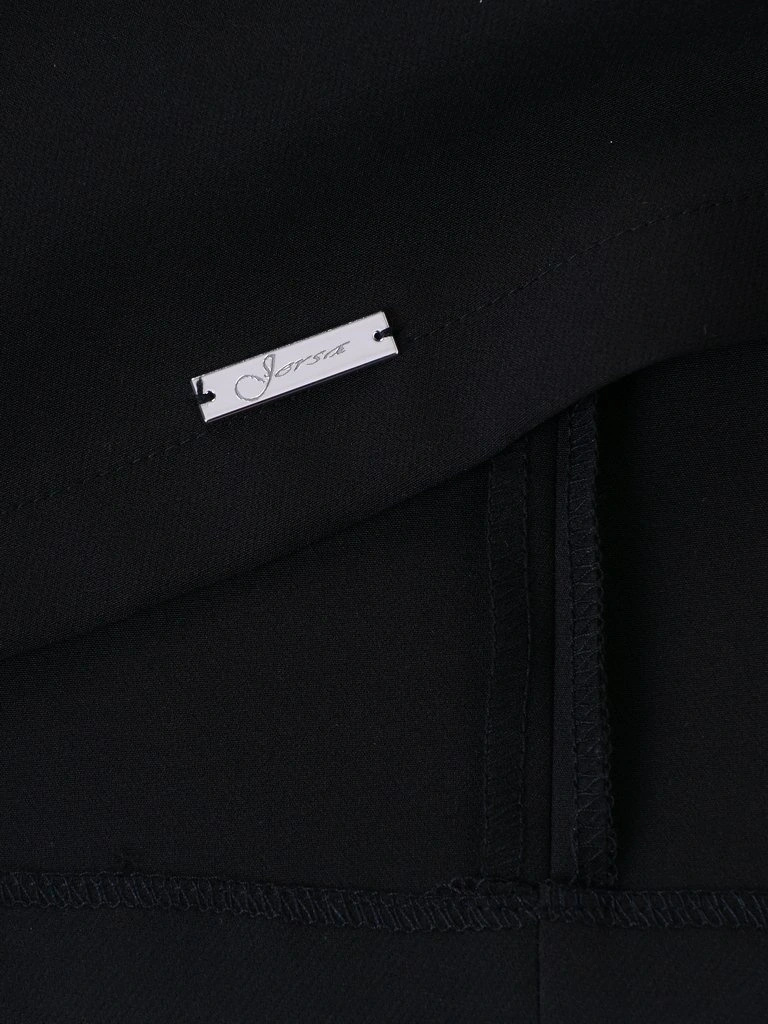 Elegancka czarna sukienka koktajlowa z długim rękawem – prosty krój i stylowe falbany 13705