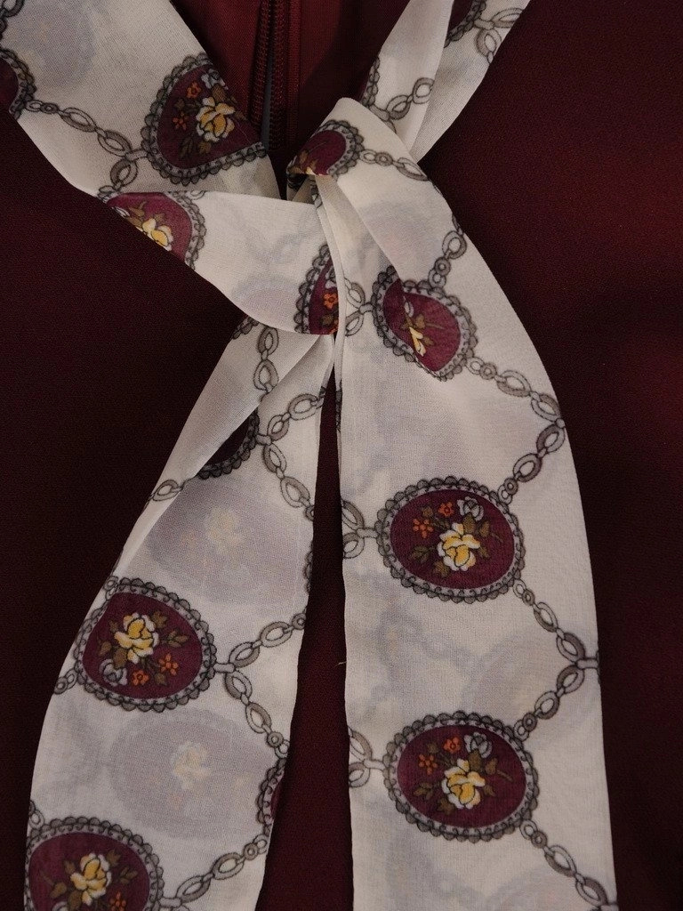 Bordowa sukienka wizytowa o prostym kroju na jesień – optycznie wysmuklające zaszewki 18783