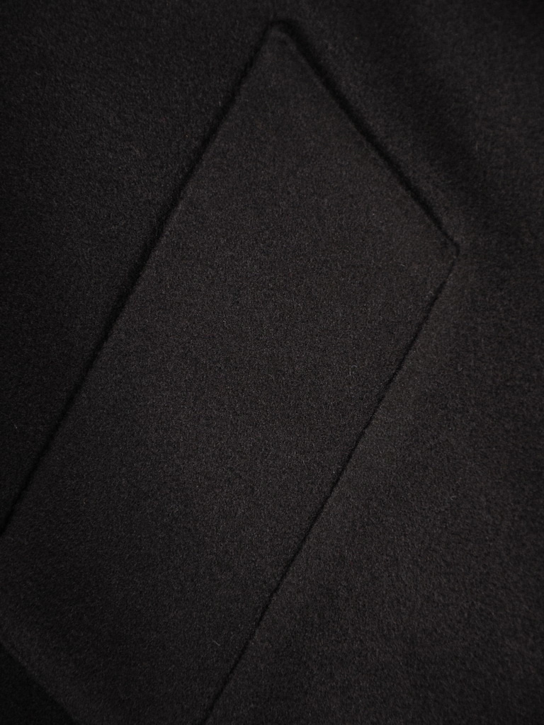 Elegancki płaszcz damski na jesień i zimę czarny – prosty fason z paskiem modelującym talię 36672