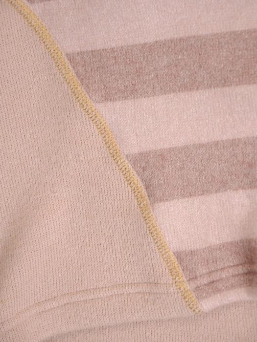 Elegancki sweter damski w paski o prostym kroju – wstawki wyszczuplające na chłodne dni 34826