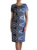 Klasyczna sukienka biurowa midi w odcieniach niebieskiego – prosty krój subtelnie modelujący sylwetkę 11329
