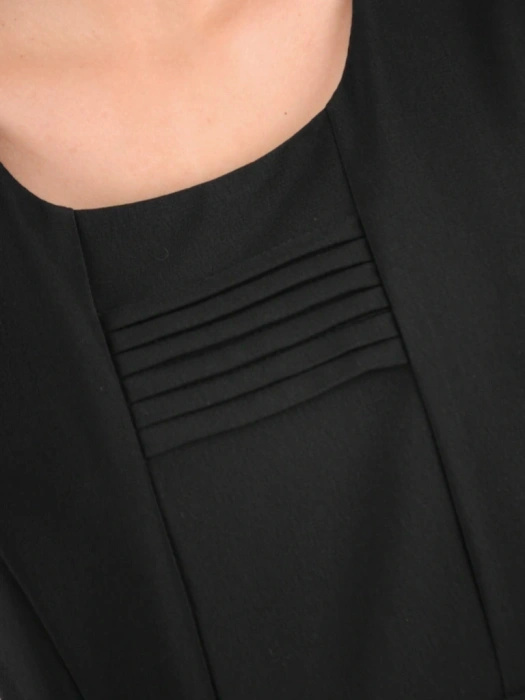 Elegancki czarny kostium damski z sukienką midi – prosty krój z odpinanym kwiatem 37230