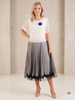 Biała sukienka wyjściowa z chabrowym akcentem – rozkloszowany krój łagodnie podkreślający talię 31042