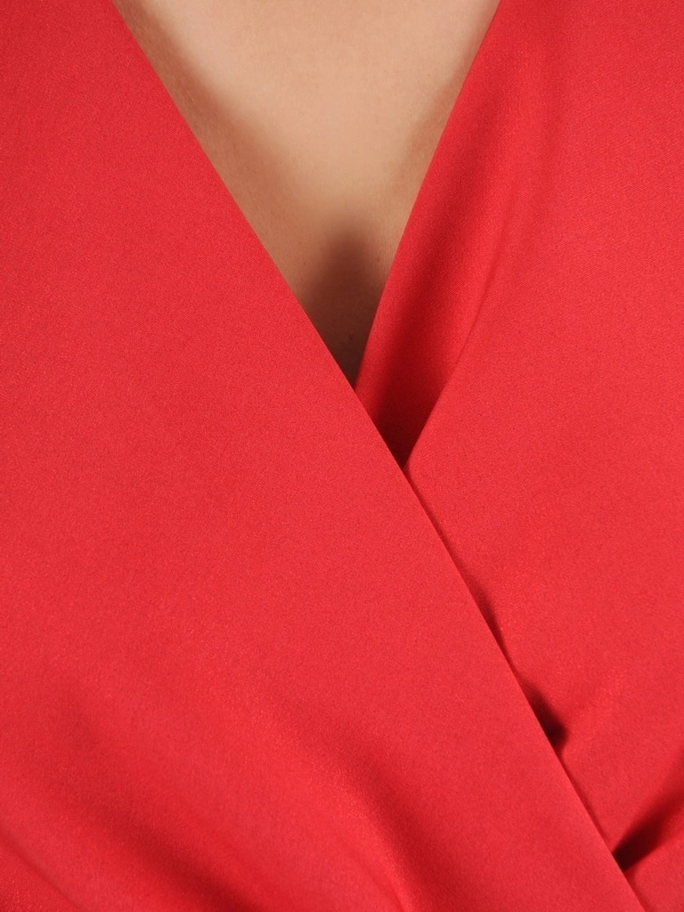 Elegancka malinowa kreacja rozkloszowana na lato – kopertowy dekolt i biżuteryjny akcent w pasie 36479