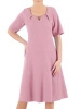 Elegancka liliowa sukienka trapezowa midi z wycięciem – swobodny fason z ozdobną broszką na lato 37899