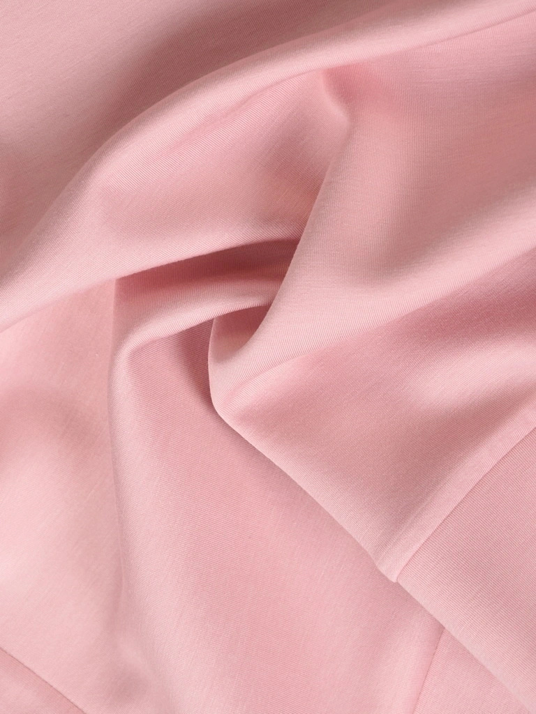Pudroworóżowy komplet dresowy z bluzką V-neck i prostymi spodniami – swobodny fason maskujący niedoskonałości 41250