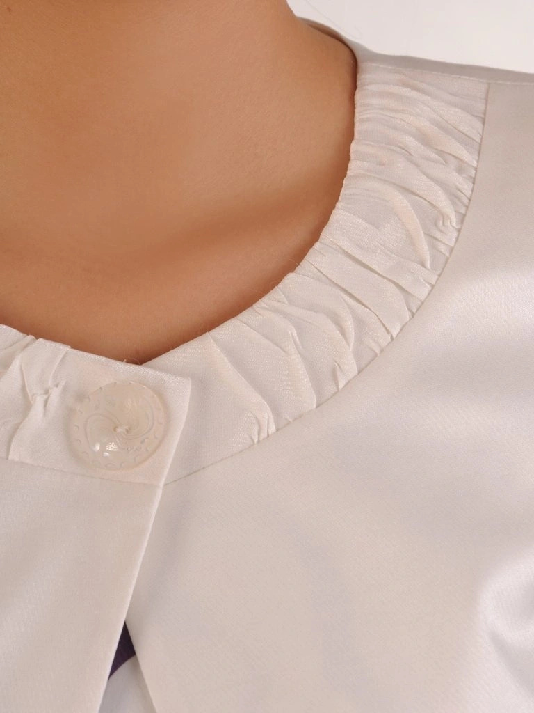 Kostium damski na wesele z prostą sukienką w fioletowe koła – pionowe zaszewki wysmuklające sylwetkę 26235