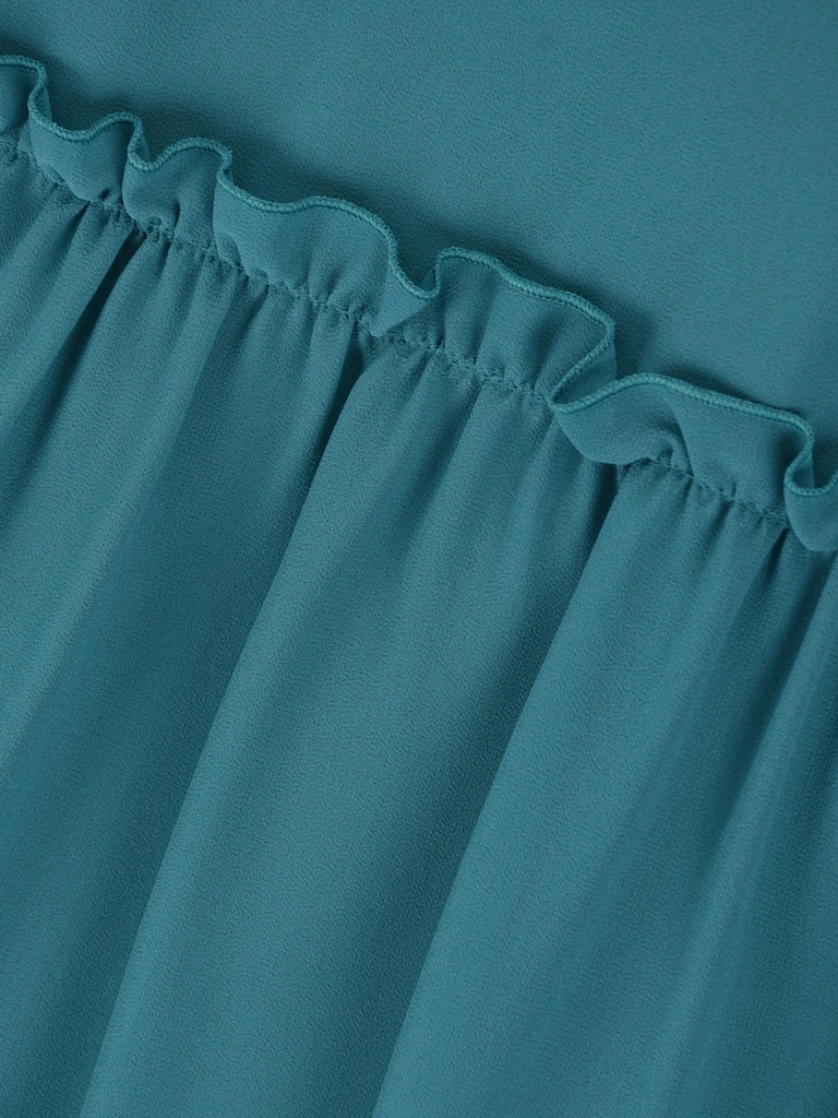 Elegancka morska sukienka midi w serek – rozkloszowana z falbanami i paskiem 25987