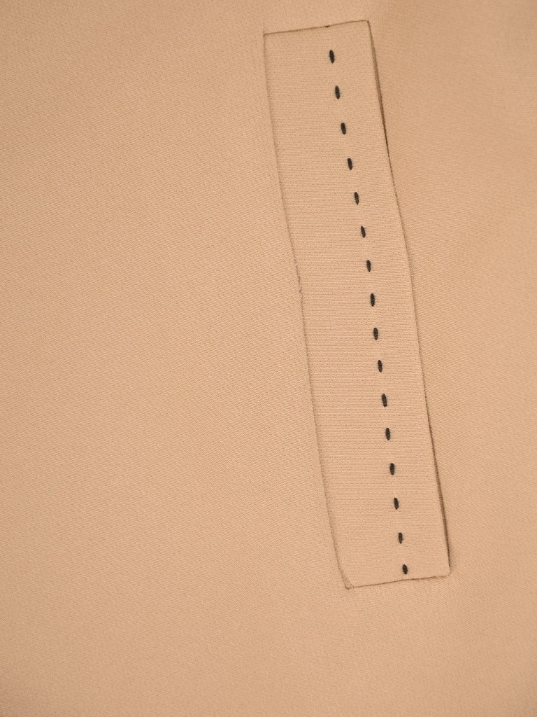 Elegancka beżowa sukienka trapezowa z rękawem 3/4 – ozdobna broszka i praktyczne kieszenie 31243
