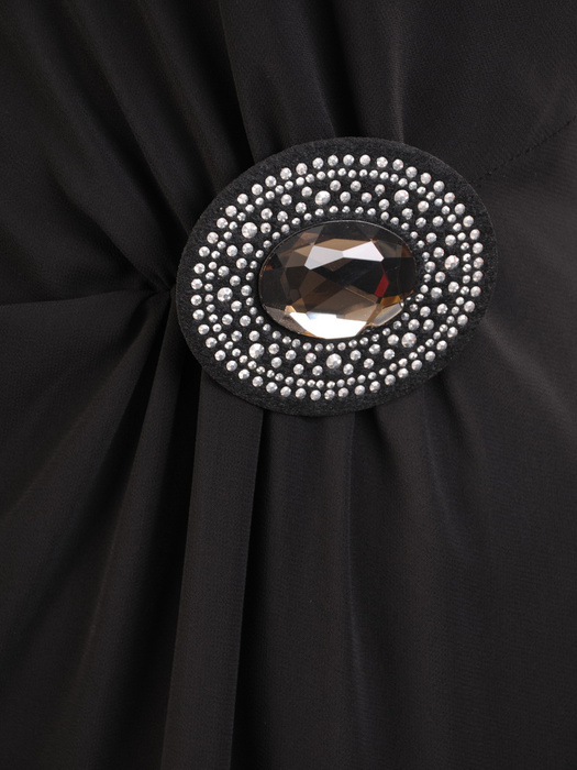 Czarna sukienka z szyfonu, kreacja z wyszczuplającymi marszczeniami 30748