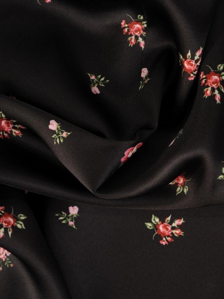 Elegancka czarna sukienka rozkloszowana w kwiaty – fason z kieszeniami i dekoltem w serek 29779