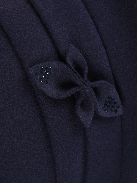 Elegancki kapelusz damski zimowy cloche granatowy – ciepły model z biżuteryjną ozdobą 40920