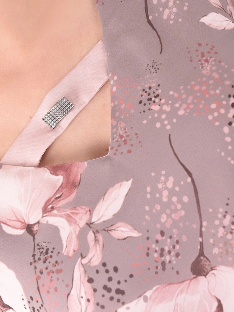 Elegancka sukienka wizytowa midi w kwiaty – prosty krój z narzutką wysmuklający sylwetkę 32870