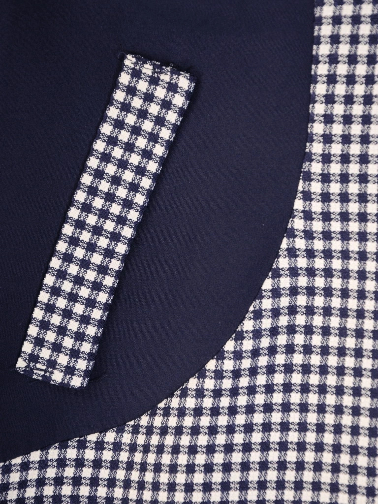 Elegancka granatowa sukienka w kratę o prostym kroju – optycznie wysmuklające wstawki i rękaw 3/4 34067