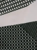 Ciemnozielona sukienka o prostym kroju w geometryczny print – szykowny dekolt w łódkę i wygoda 20051