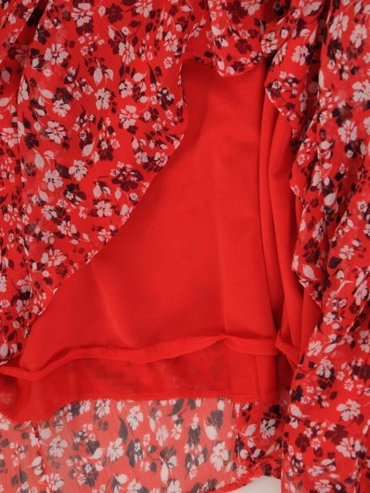 Elegancka sukienka trapezowa midi w czerwone kwiaty – tuszujący krój z rękawem 3/4 28929
