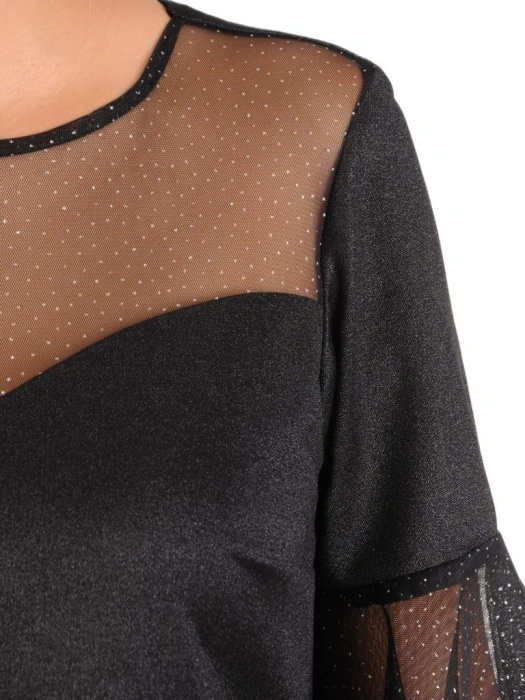 Elegancka czarna sukienka trapezowa ze srebrnym wykończeniem – tuszujący fason z falbanami 28042