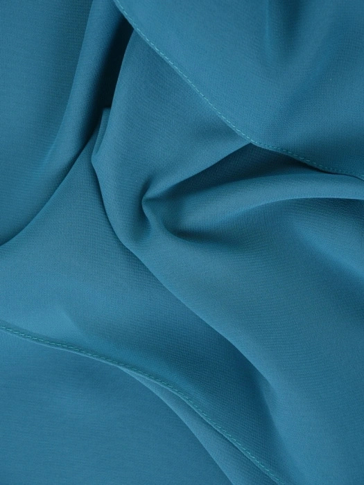 Elegancka sukienka trapezowa midi w kolorze morskim – kobiece falbany maskujące biodra 42079